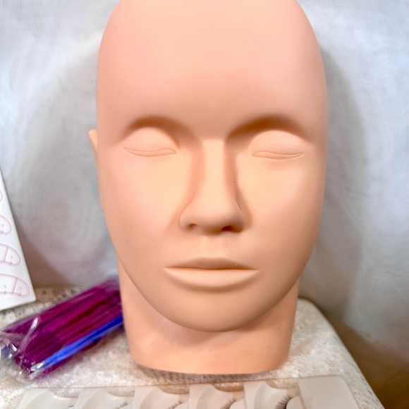 New in the Box Practice Eyelash and Makeup Silicone Head and Kit - Picture 4 of 11